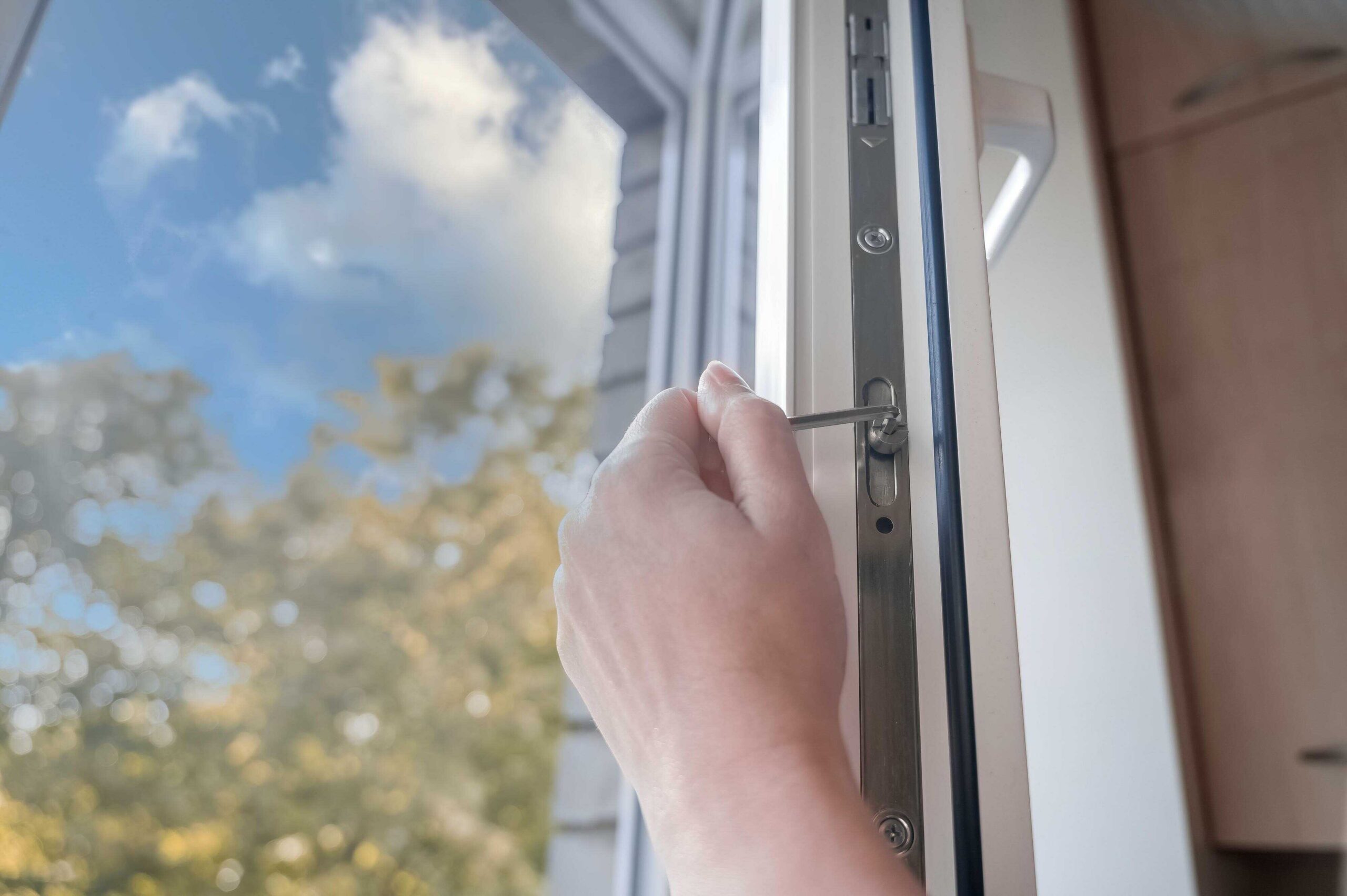 Jak poznat, že plastová okna potřebují profesionální seřízení nebo opravu